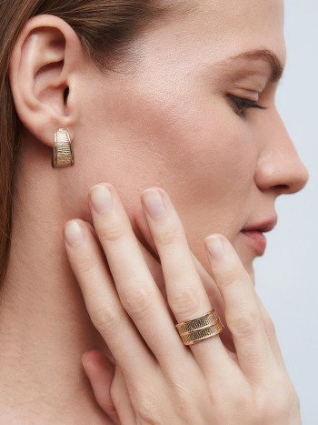 BRINCOS MEIA LUA BANHO OA 18K ELEGANTES